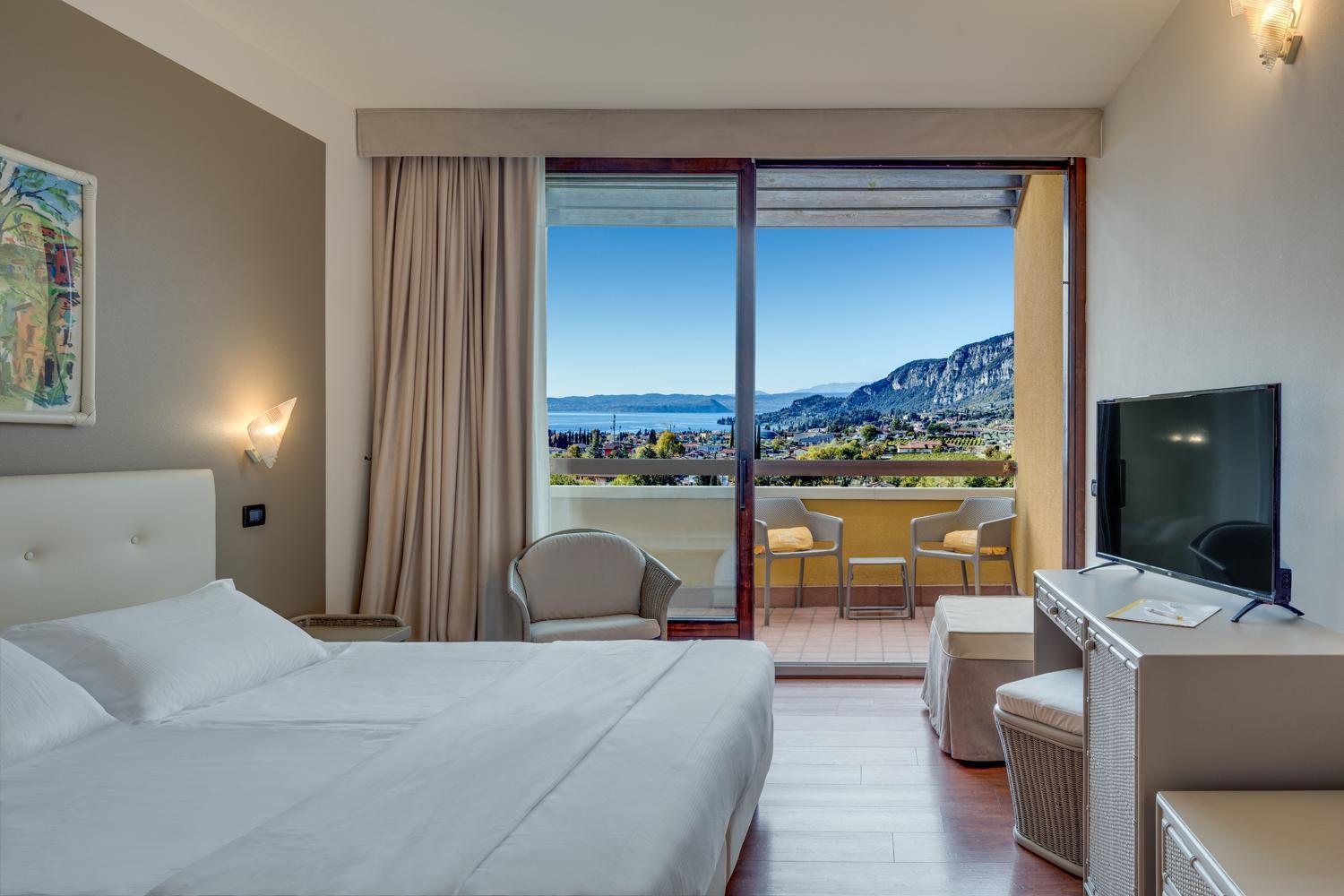 Double or Twin Room Lake View